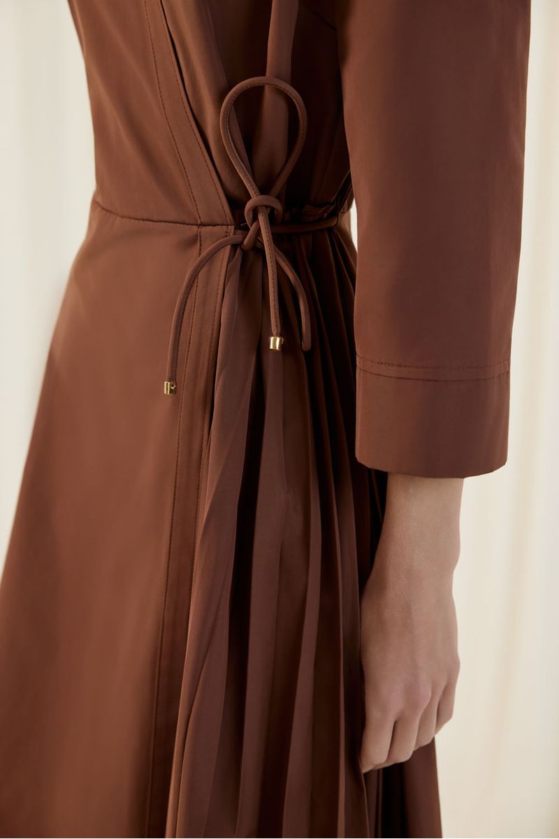 Vestido tecno det plissado marrom chocolate