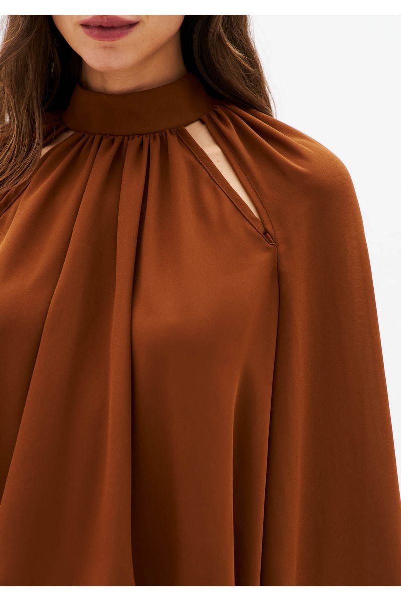 Blusa Com Gola Manga Assimétrica