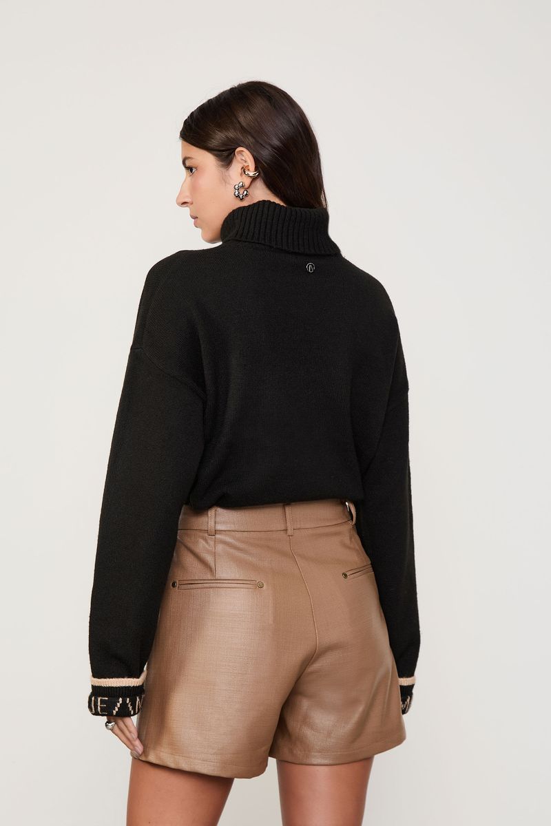 Short Com Bolsos Externos Com Rebites