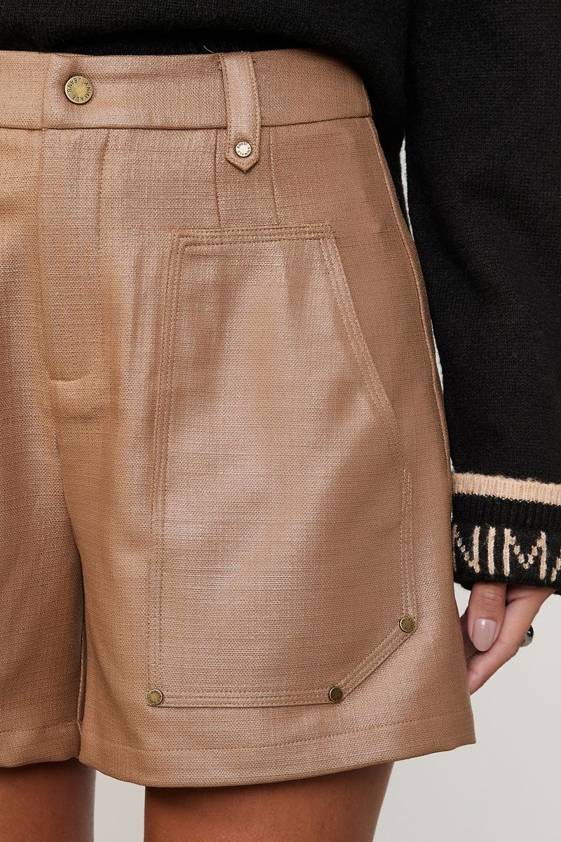 Short Com Bolsos Externos Com Rebites