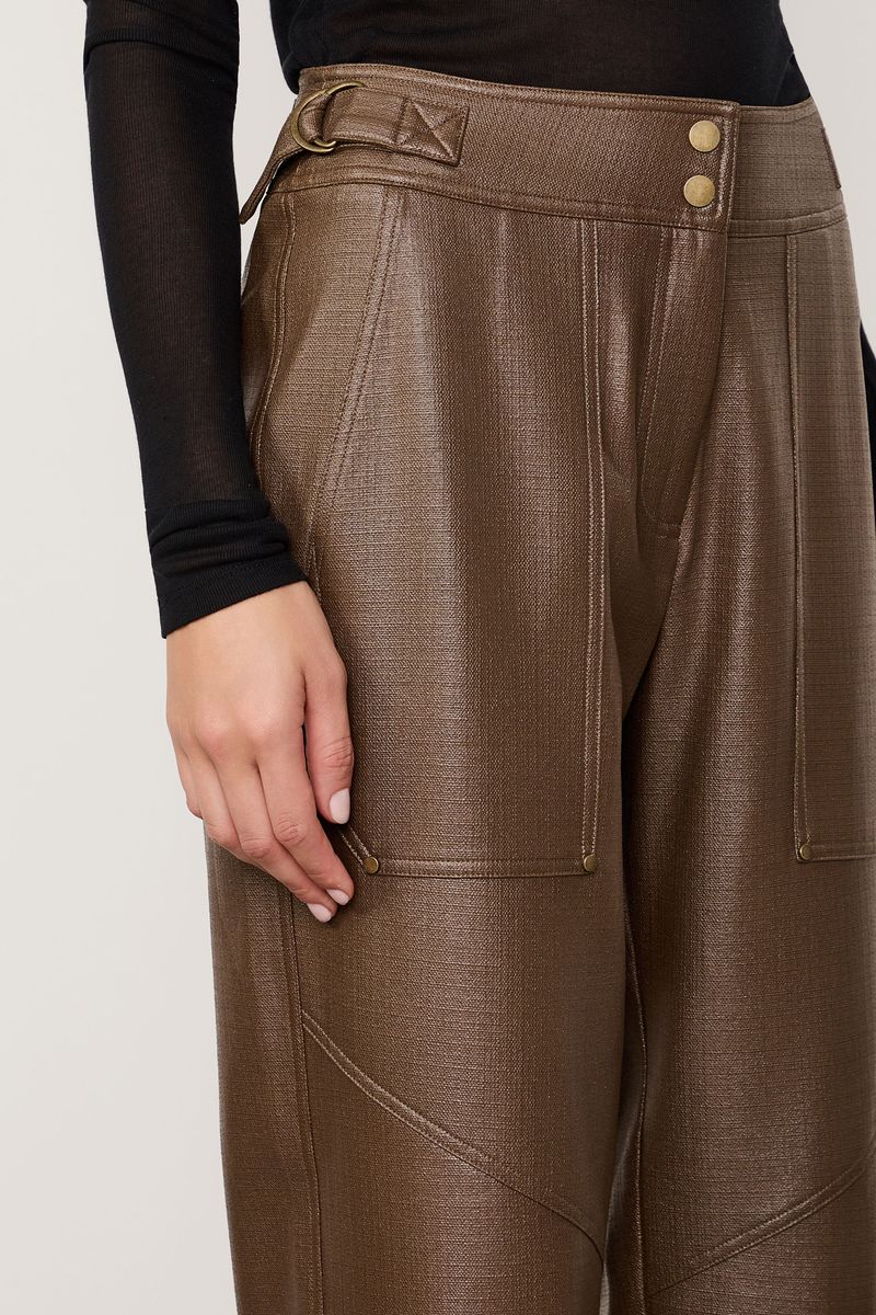 Calça Bolsos Externos Com Rebite