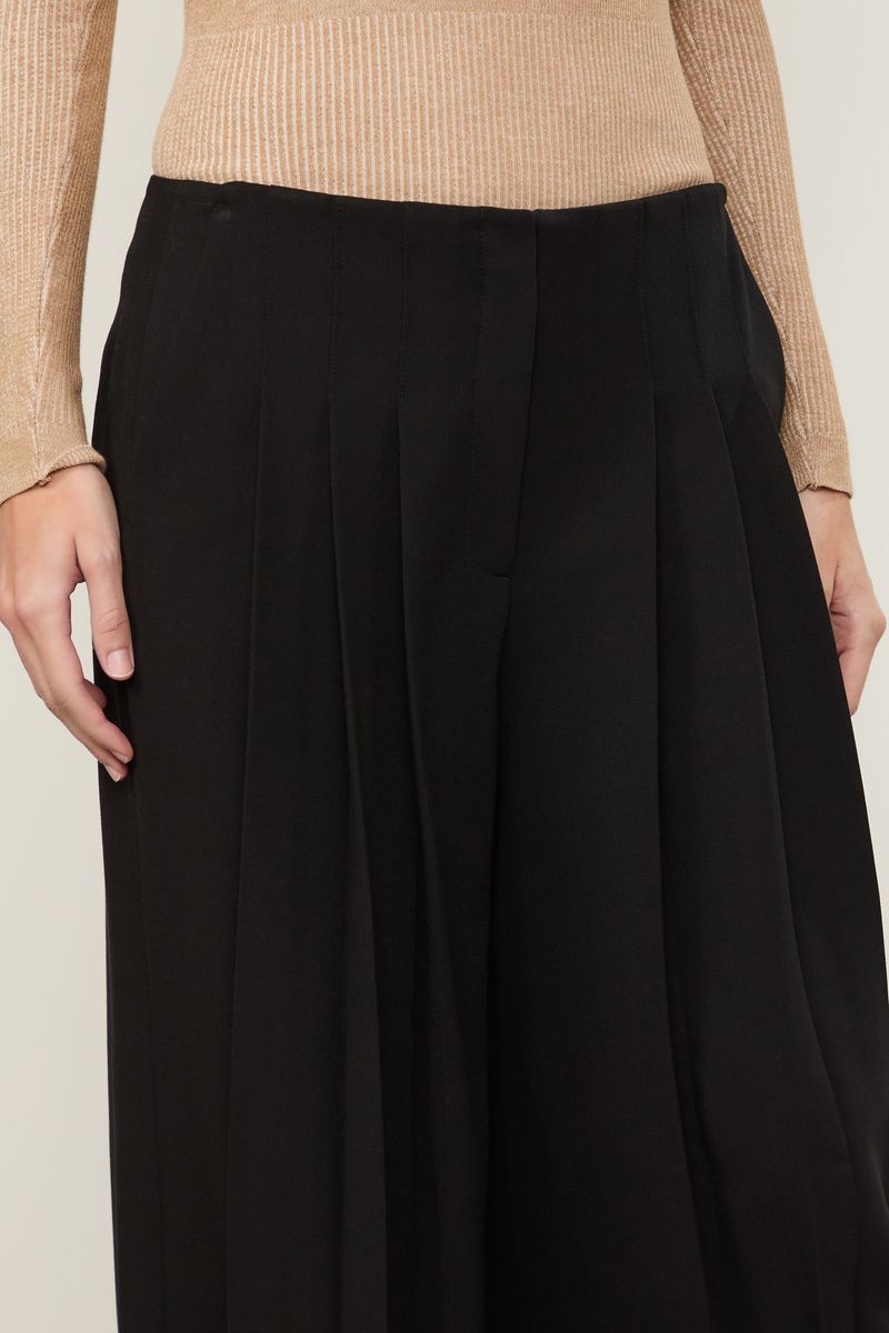 Calça Com Pregas Na Frente Preta