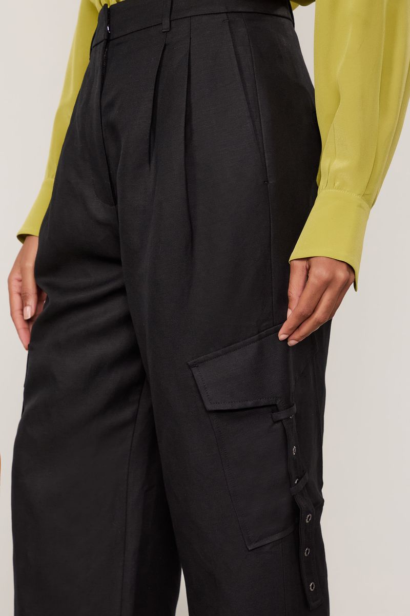 Calça Com Linho Ampla Bolso Cargo Detalhe Ilhós