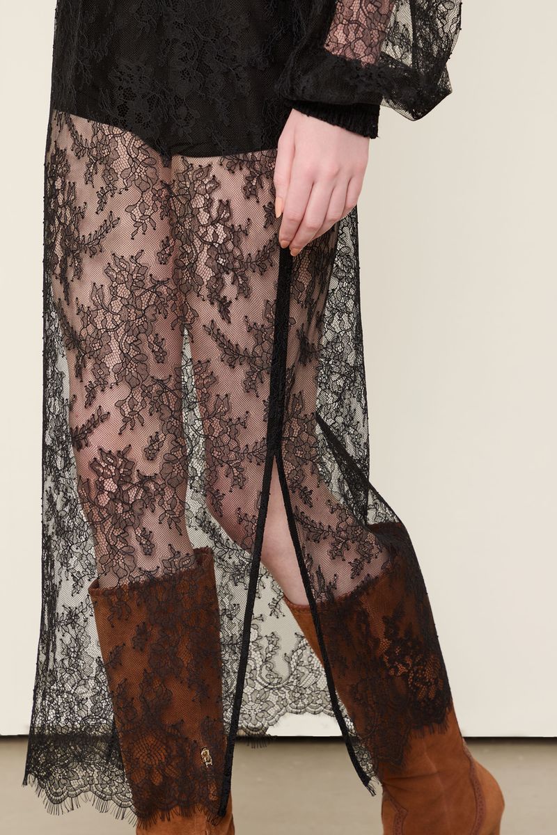 Saia De Renda Midi Preta Com Hot Pants