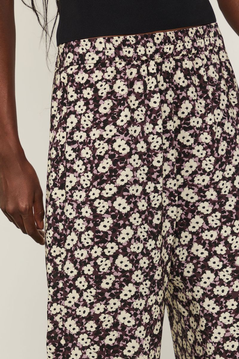 Calça Com Fenda Estampada