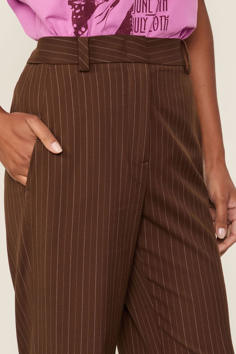 Calça Reta Risca De Giz Marrom