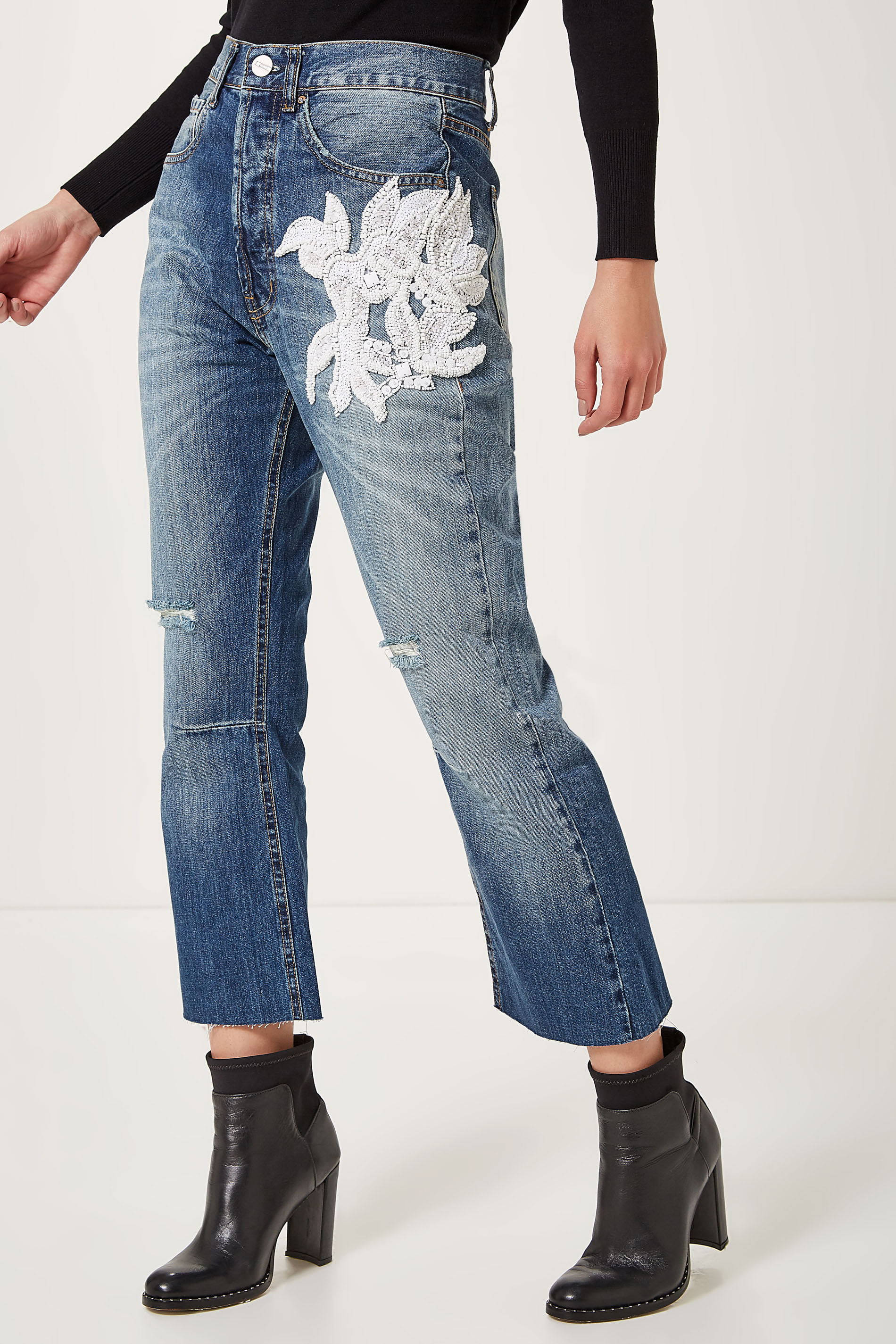calça com flor bordada