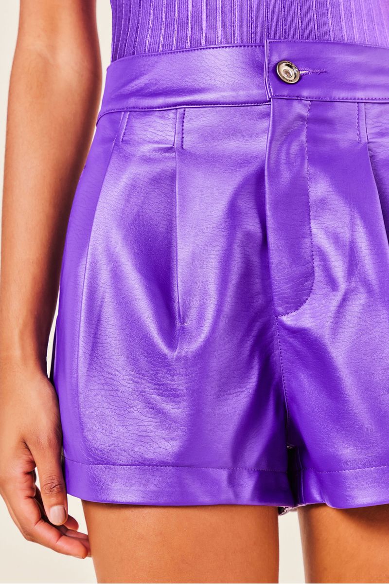 SHORT COURO PREGAS -ULTRA VIOLETA
