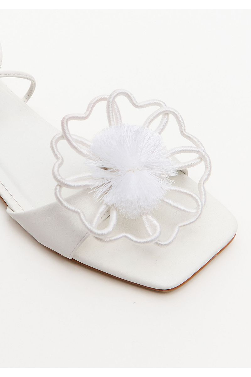 Sandália Rasteira Com Amarração E Aplicação De Flor