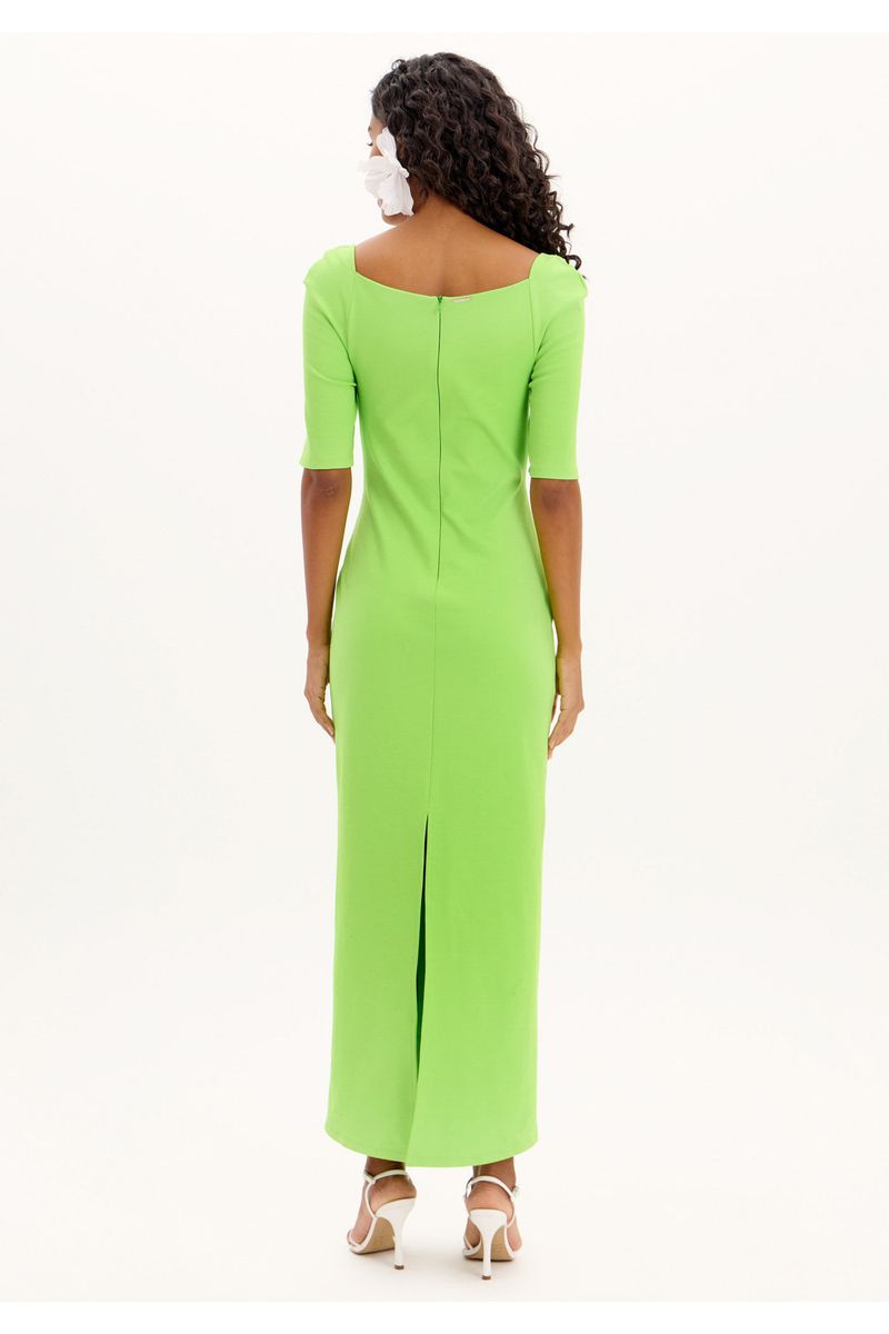 Vestido Super Midi Reto Com Mangas Curtas e Detalhe No Decote