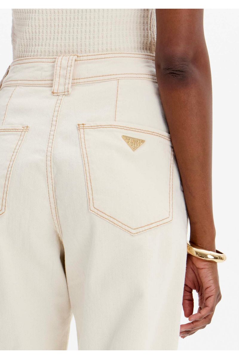 Calça Sarja Carrot Fivela Barra