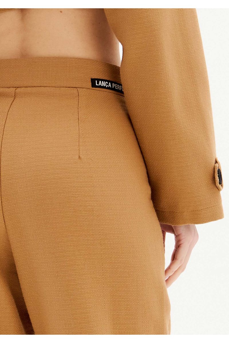 Calça Carrot Cintura Alta Texturizada Com Bolsos