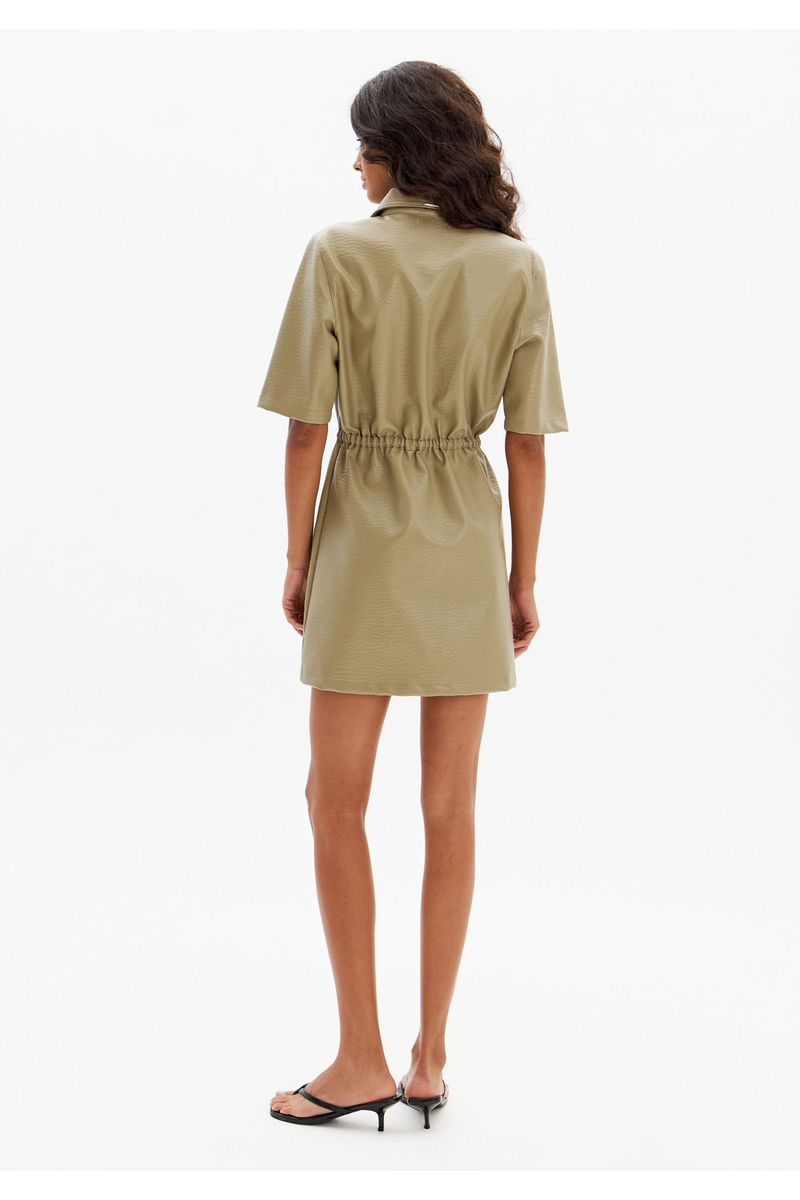 Vestido Curto com Zíper Frontal e Bolsos