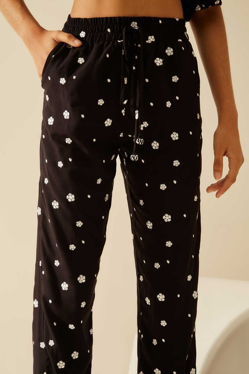 Calça Bordado Flor - Preto