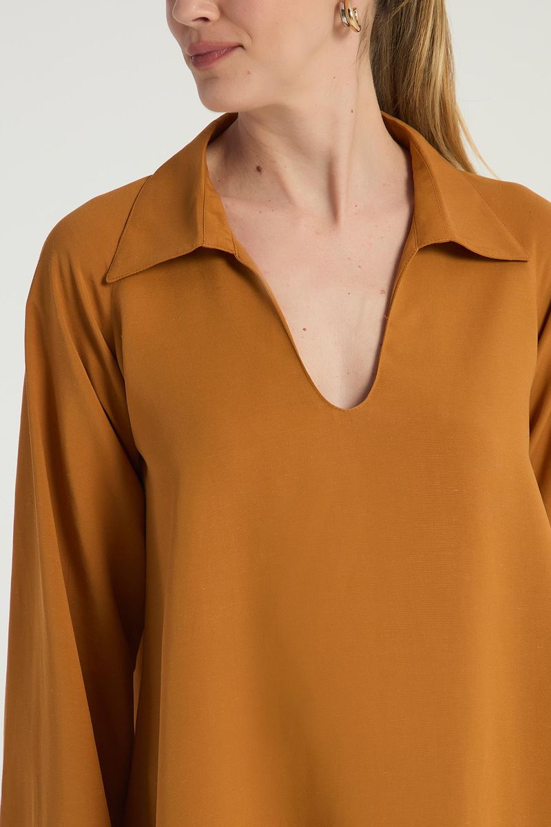BLUSA AMPLA COM DECOTE EM V - CARAMELO