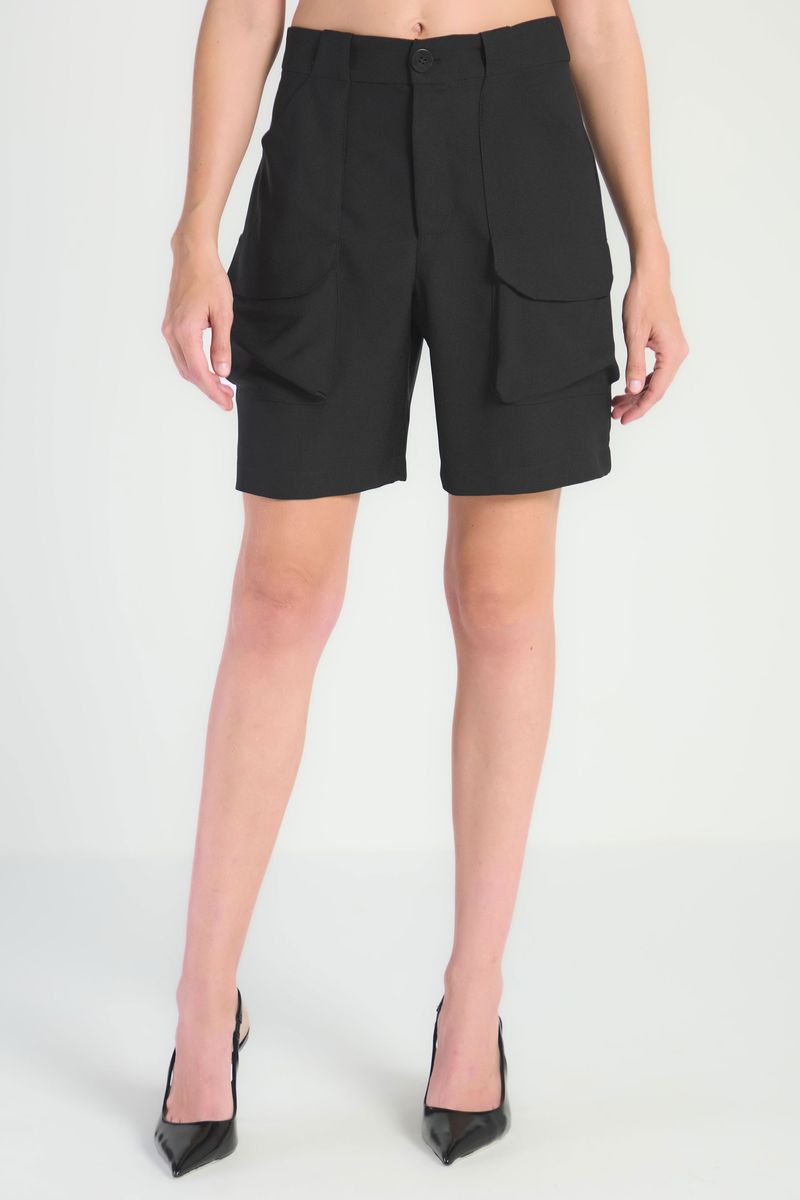 BERMUDA EM CREPE COM BOLSOS FRONTAIS - PRETO