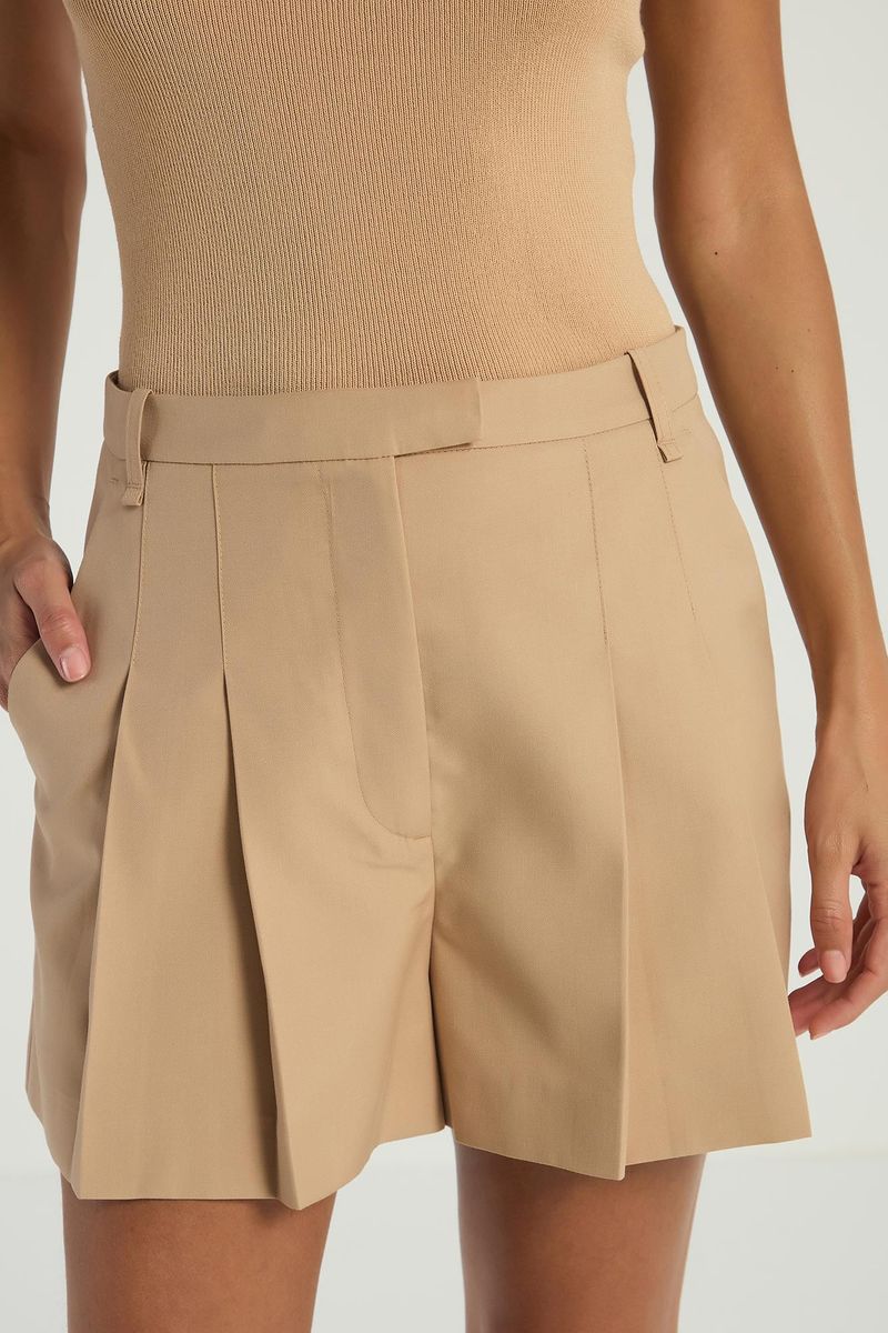 SHORT DE ALFAIATARIA COM PREGAS - BEGE