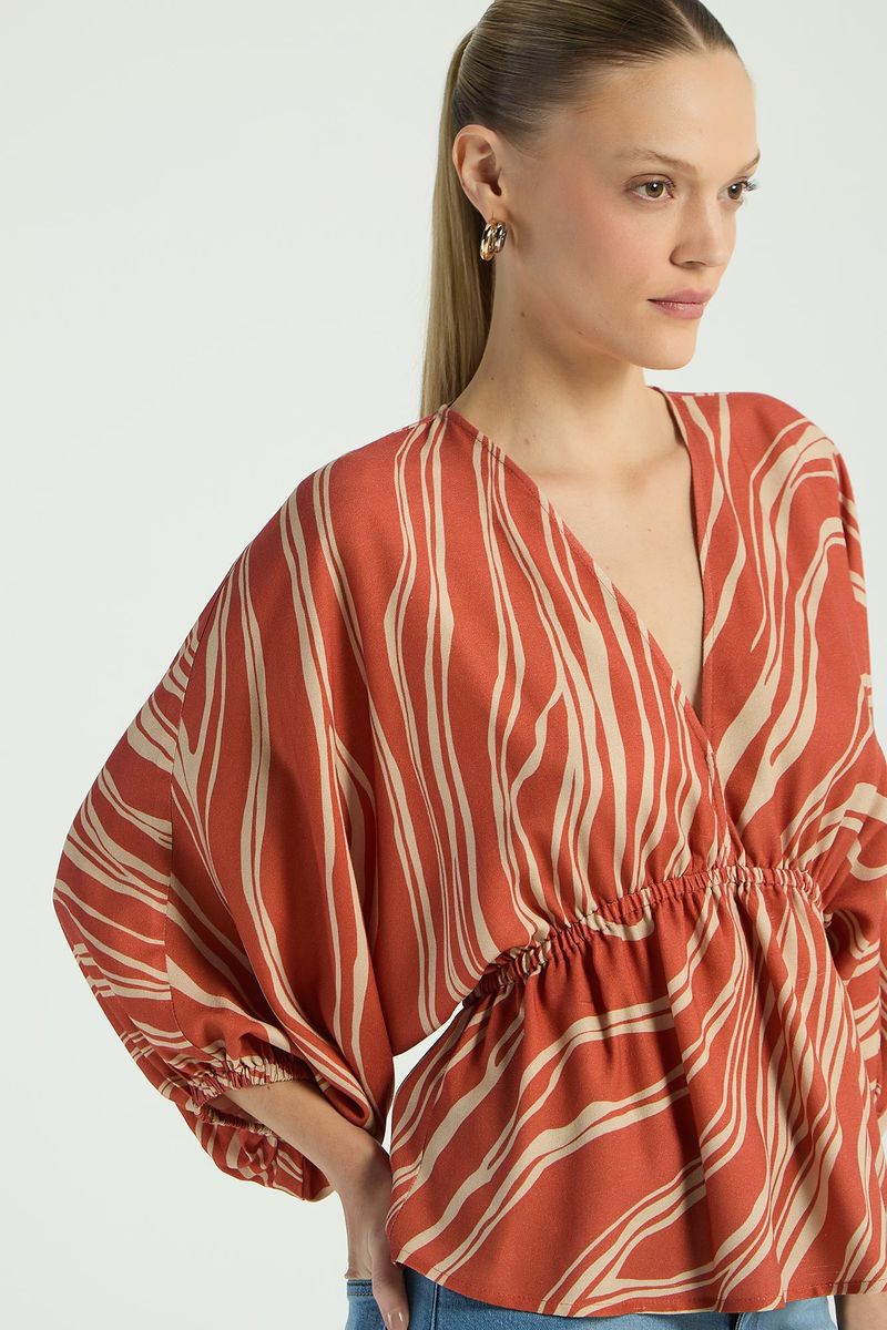 BLUSA MANGA LONGA COM DECOTE EM V - ESTAMPA ORGÂNICA