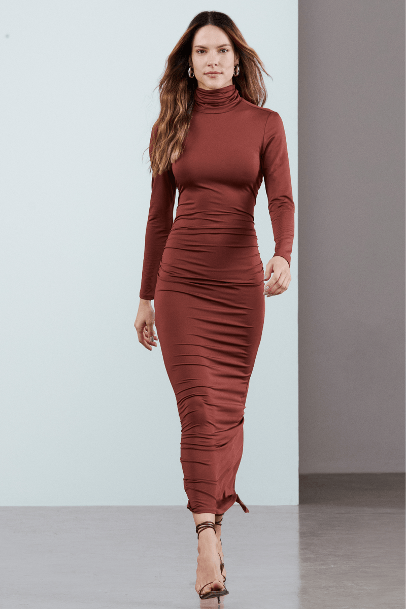 VESTIDO COM GOLA DUPLA E DETALHE NAS COSTAS-MARROM