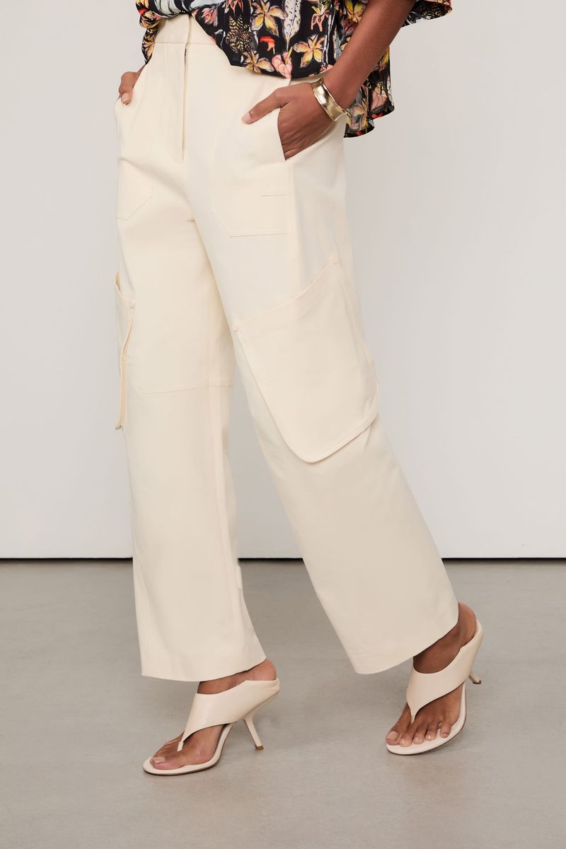 Calça De Algodão Misto Com Elastano Detalhe Bolsos Aplicados e Recortes