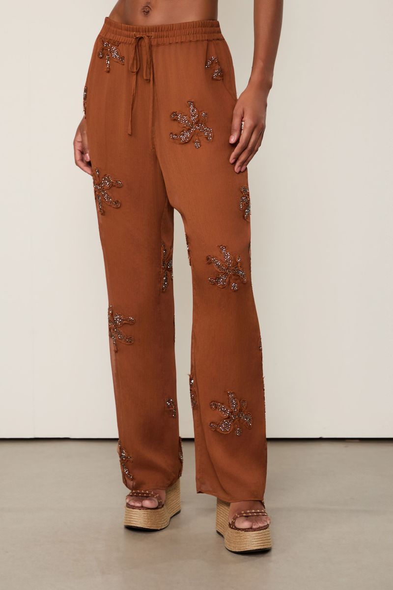 Calça De Chiffon Marrom Caramelo Com Flores Bordadas