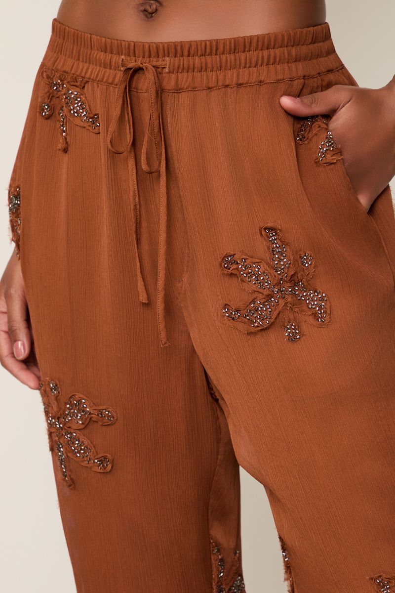 Calça De Chiffon Marrom Caramelo Com Flores Bordadas