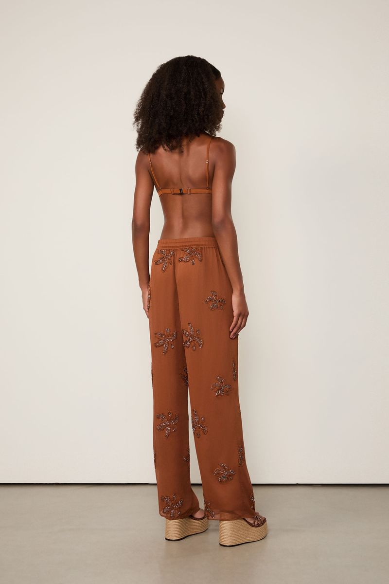 Calça De Chiffon Marrom Caramelo Com Flores Bordadas