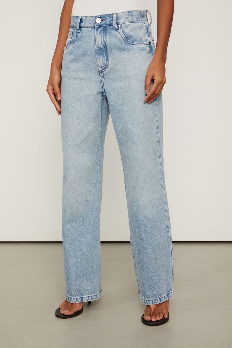 Calça Jeans Reta Com Lavagem Clara