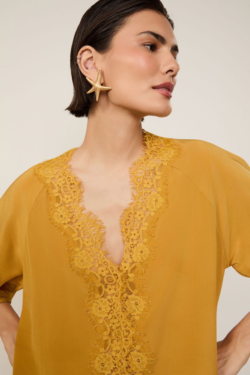 Blusa De Georgette Caramelo Solar Com Detalhe De Renda