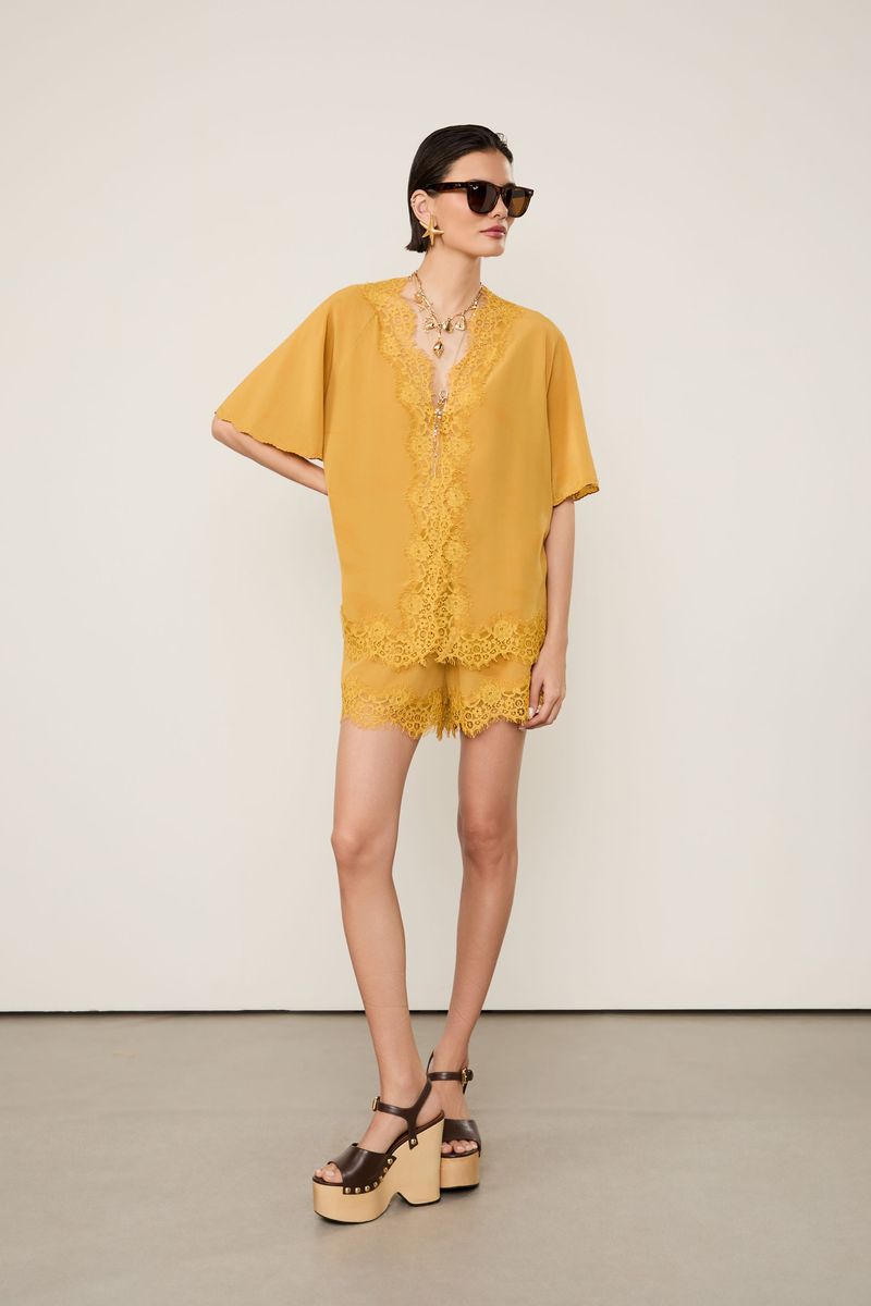 Blusa De Georgette Caramelo Solar Com Detalhe De Renda