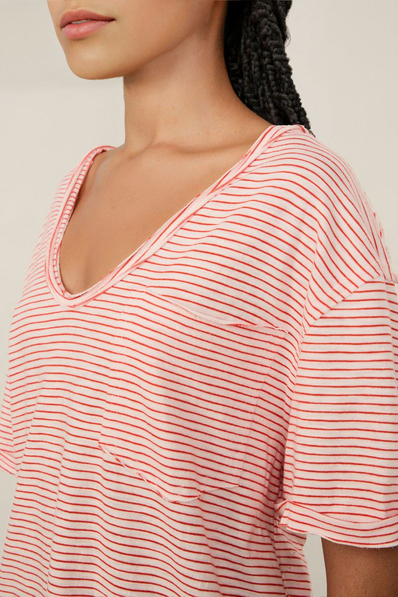 Camiseta De Malha Com Bolso Listrada