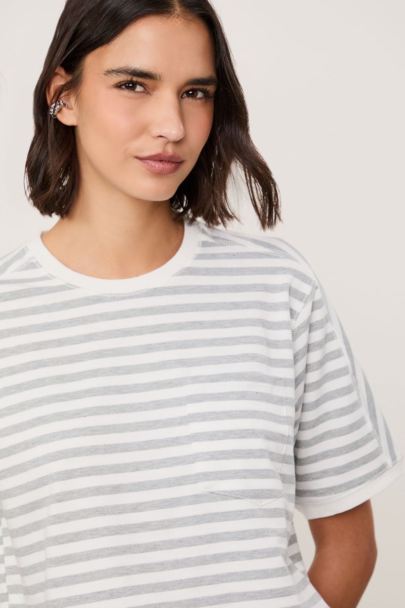 Camiseta De Malha Com Bolso Bordado