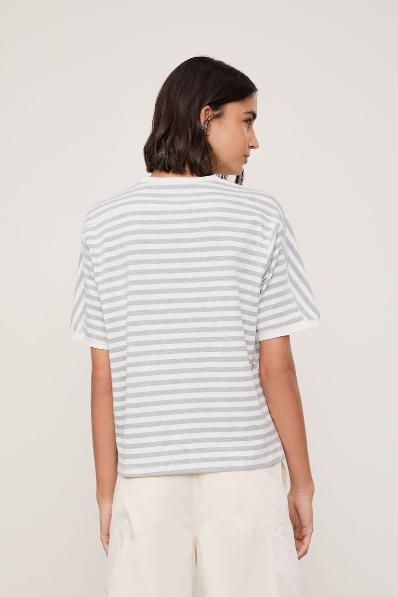 Camiseta De Malha Com Bolso Bordado