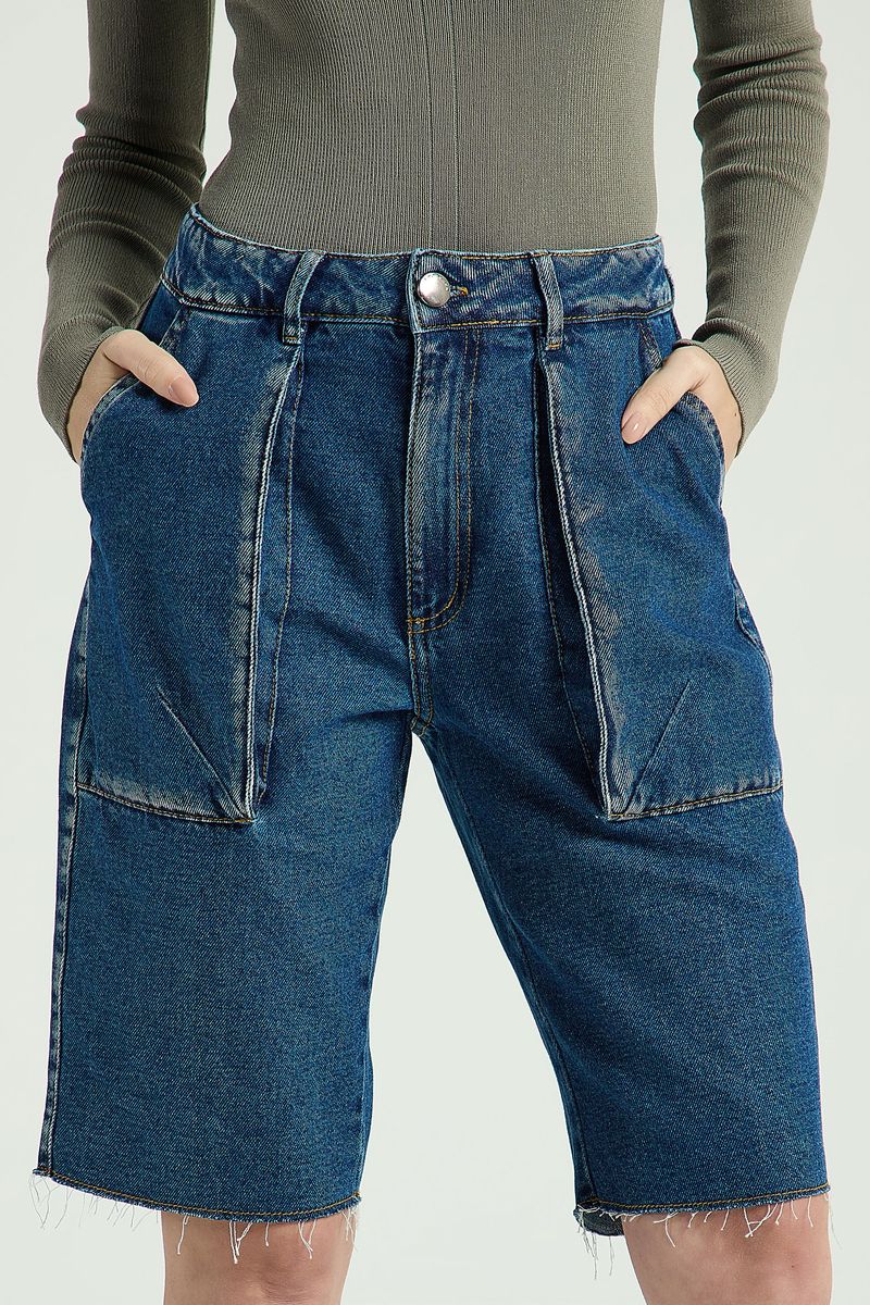 BERMUDA JEANS COM BOLSÕES - JEANS ESCURO