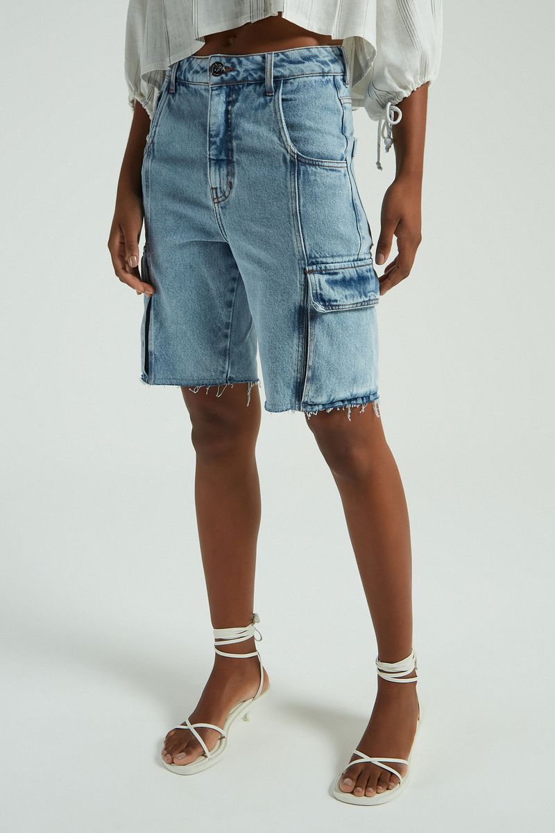 BERMUDA COM BOLSOS JEANS CLARO