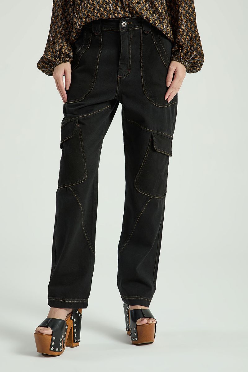 CALÇA COM BOLSOS E RECORTES EM SARJA - PRETO