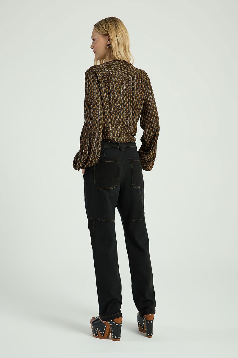 CALÇA COM BOLSOS E RECORTES EM SARJA - PRETO