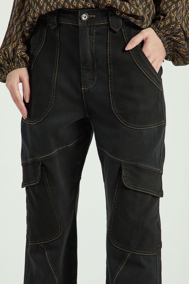 CALÇA COM BOLSOS E RECORTES EM SARJA - PRETO