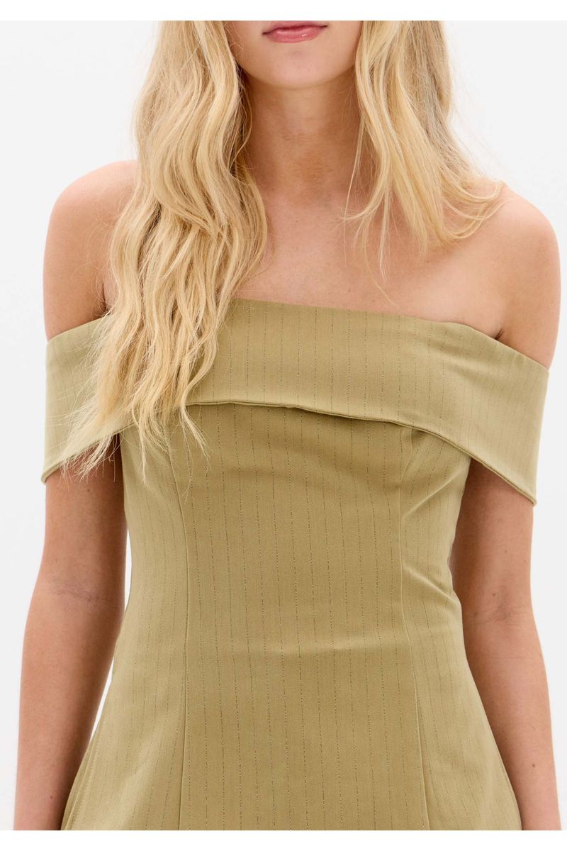Blusa Ajustada Ombro A Ombro Risca de Giz