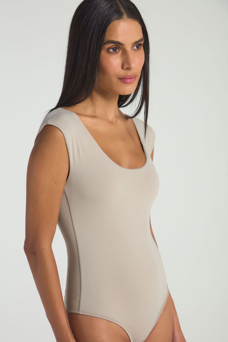 BODY EM MALHA DE DECOTE CANOA - TAUPE